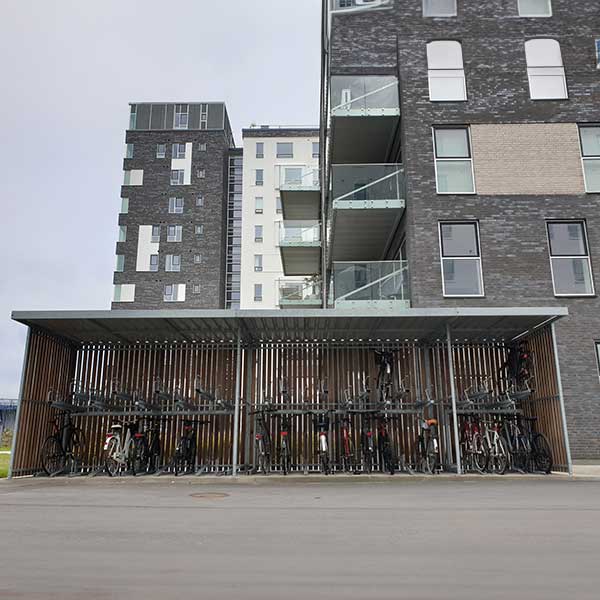 Week 26: Verschillende modellen fietsenrekken bij appartementen in Nørresundby, Denemarken