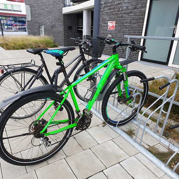 Week 26: Verschillende modellen fietsenrekken bij appartementen in Nørresundby, Denemarken