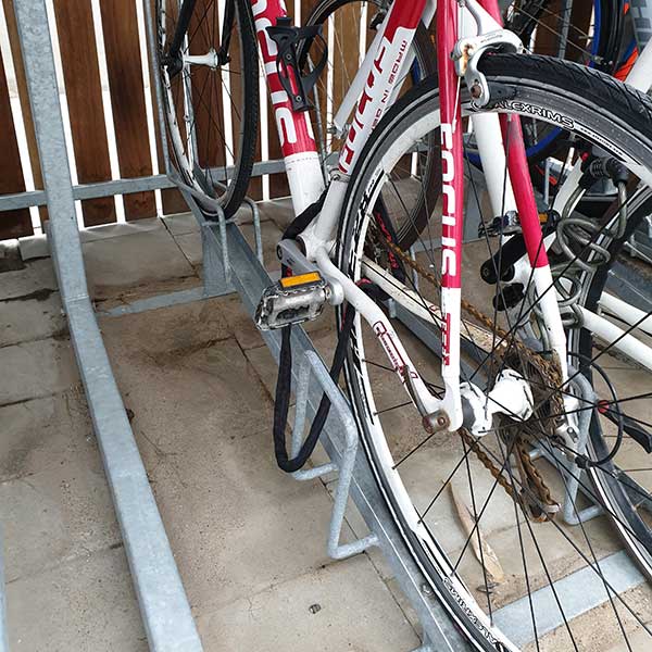 Week 26: Verschillende modellen fietsenrekken bij appartementen in Nørresundby, Denemarken