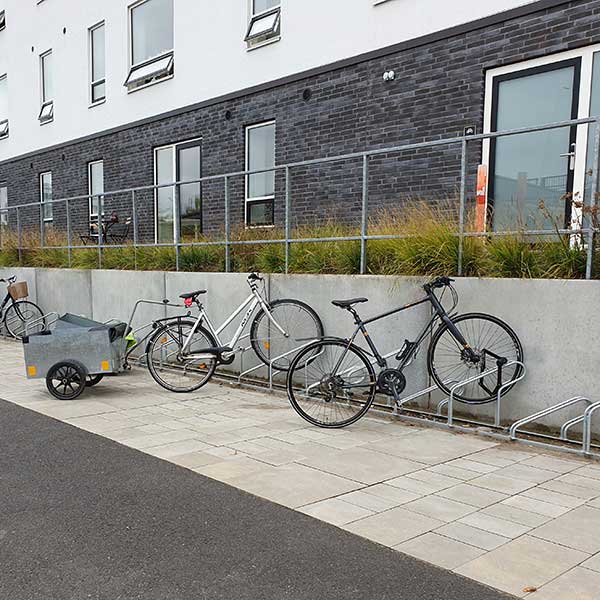 Week 26: Verschillende modellen fietsenrekken bij appartementen in Nørresundby, Denemarken