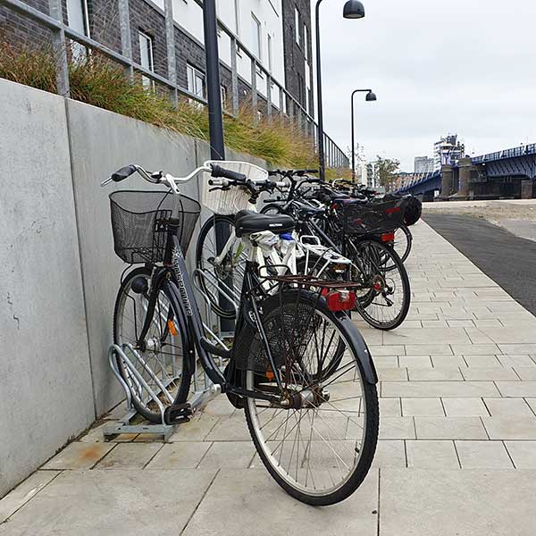 Week 26: Verschillende modellen fietsenrekken bij appartementen in Nørresundby, Denemarken