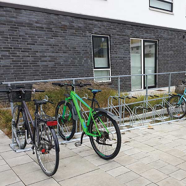 Week 26: Verschillende modellen fietsenrekken bij appartementen in Nørresundby, Denemarken