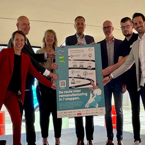 John Wermink van Falco ontvangt de Routekaart Remanufacturing van gedeputeerde Erwin Hoogland tijdens de Dag van de Robotica x Smart Industry Update in Zwolle.