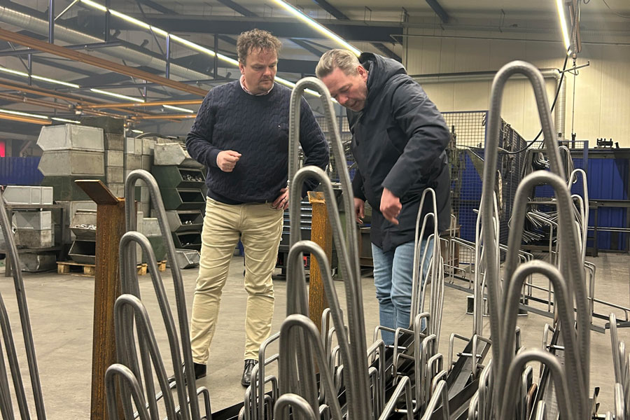 Wethouder Arjan Hof bezoekt Falco in Vriezenveen en ontdekt wereld achter fietsparkeren