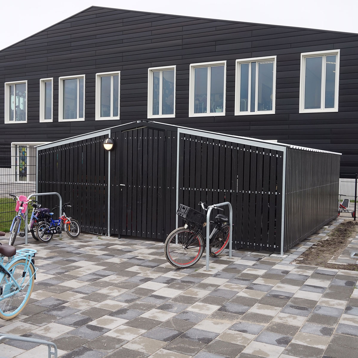 Duurzame overkappingen en fietsparkeersystemen bij MFA Kreekrijk, Assendelft