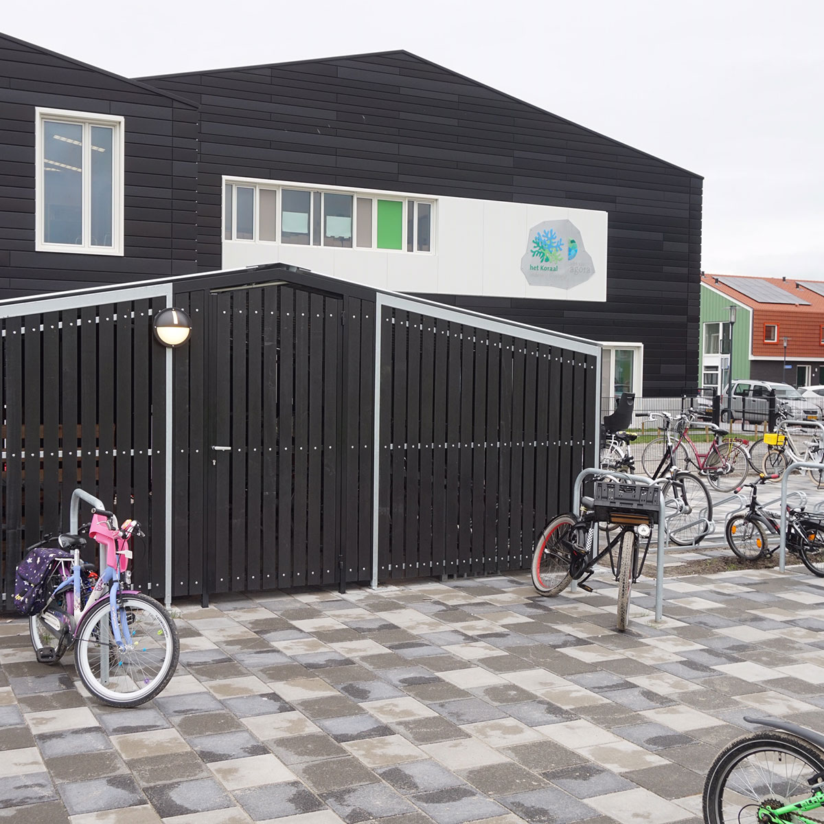 Duurzame overkappingen en fietsparkeersystemen bij MFA Kreekrijk, Assendelft