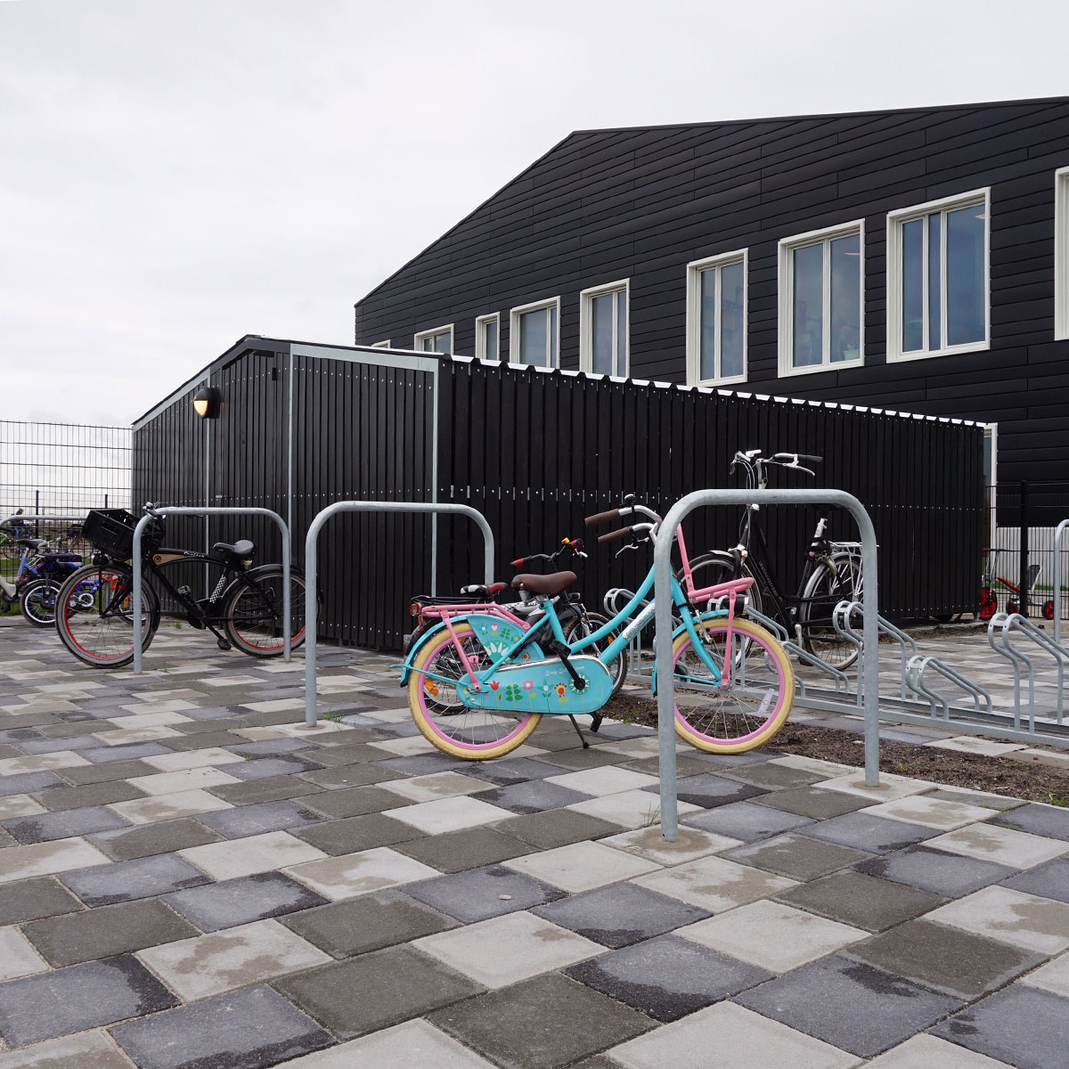 Duurzame overkappingen en fietsparkeersystemen bij MFA Kreekrijk, Assendelft