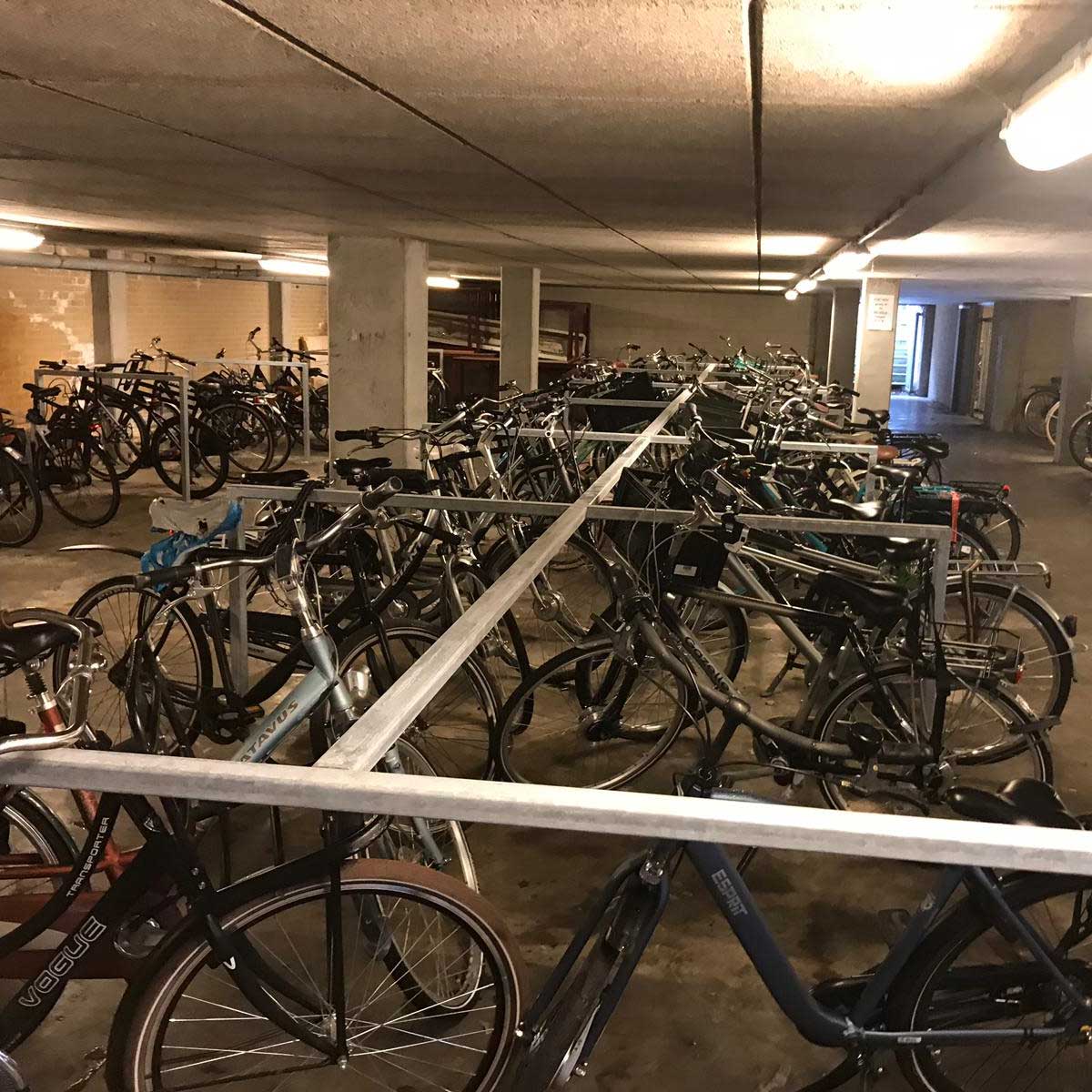 Fietsen geordend geparkeerd bij Zone.college, Enschede