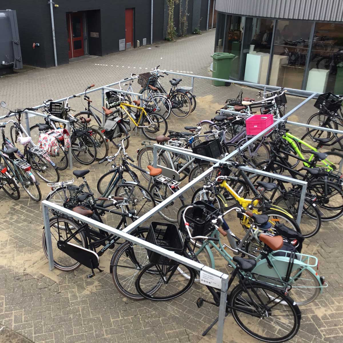 Fietsen geordend geparkeerd bij Zone.college, Enschede