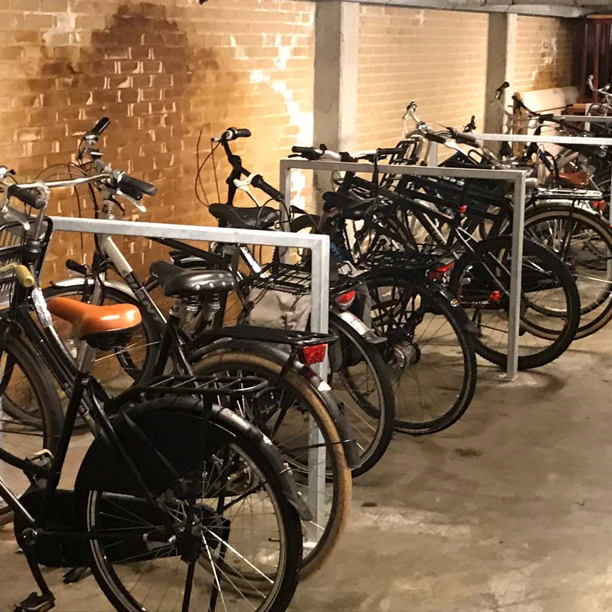 Fietsen geordend geparkeerd bij Zone.college, Enschede