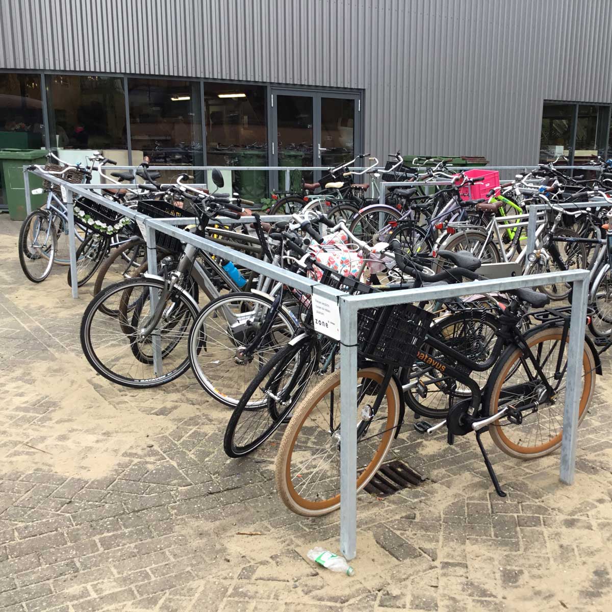Fietsen geordend geparkeerd bij Zone.college, Enschede