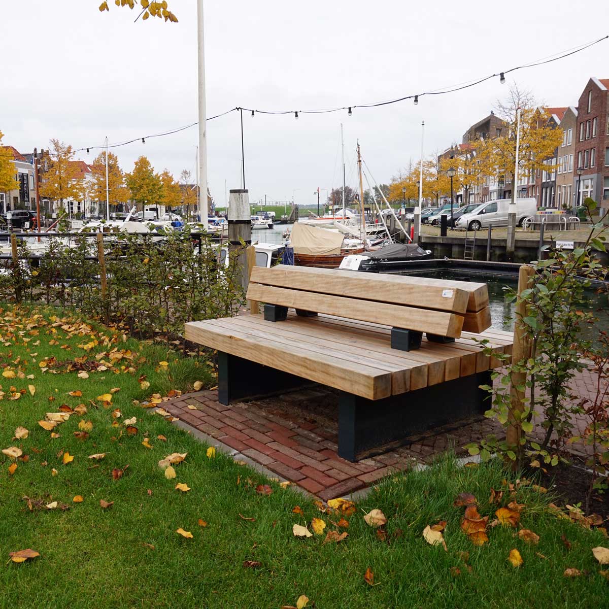Meer groen en straatmeubilair aan Bierkade in Oud Beijerland
