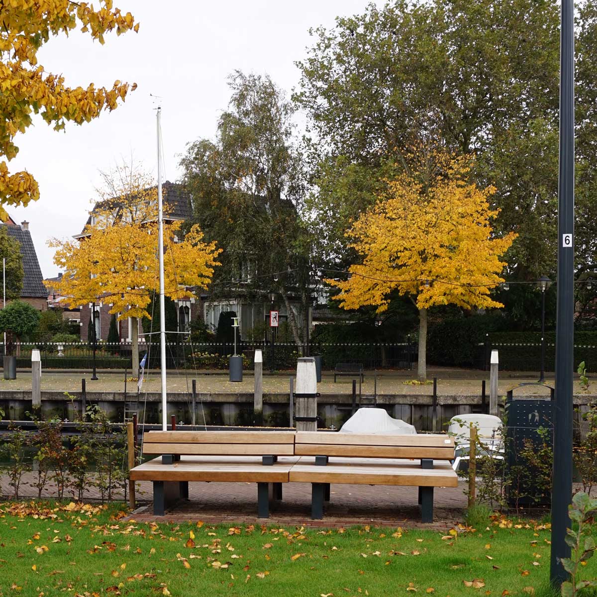 Meer groen en straatmeubilair aan Bierkade in Oud Beijerland
