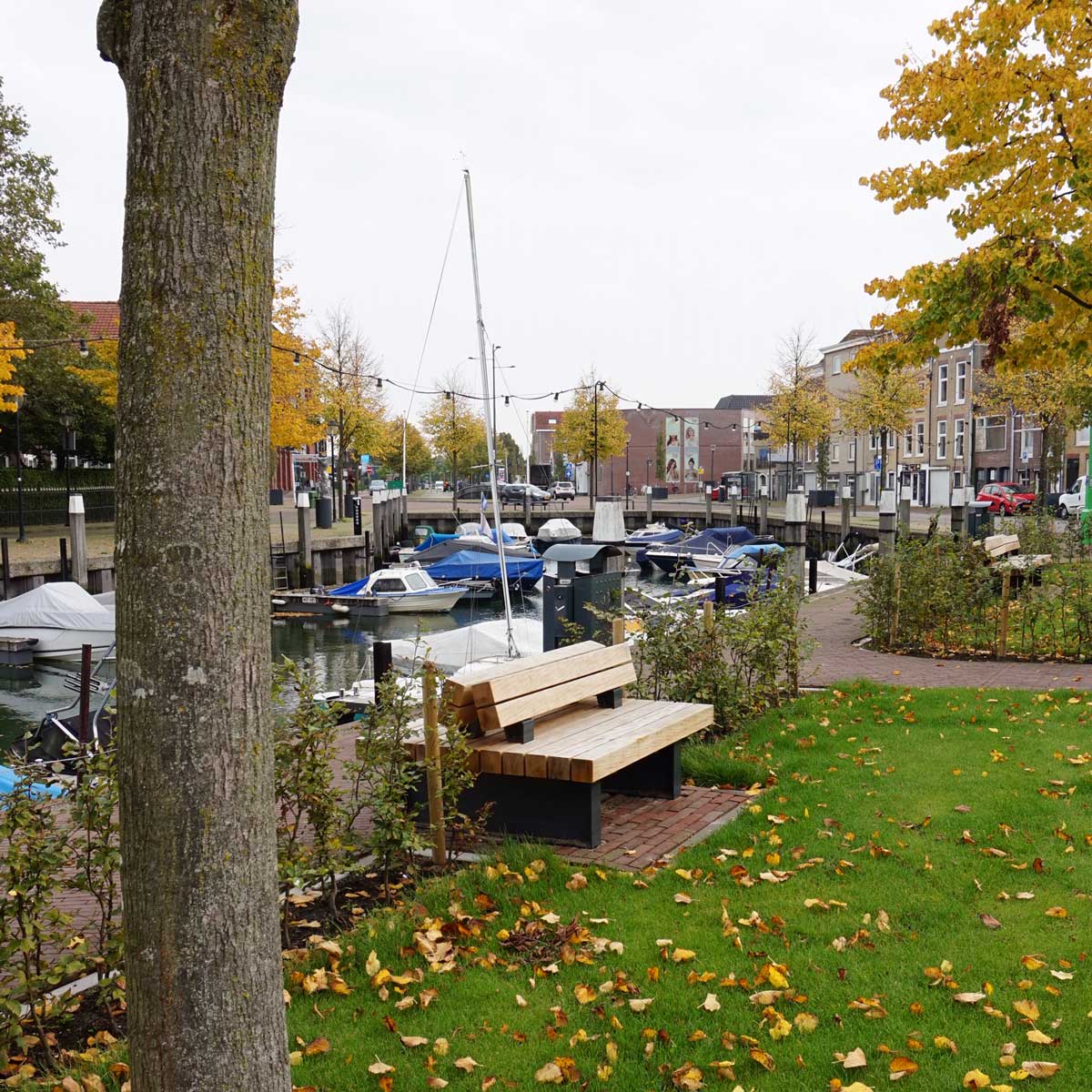 Meer groen en straatmeubilair aan Bierkade in Oud Beijerland