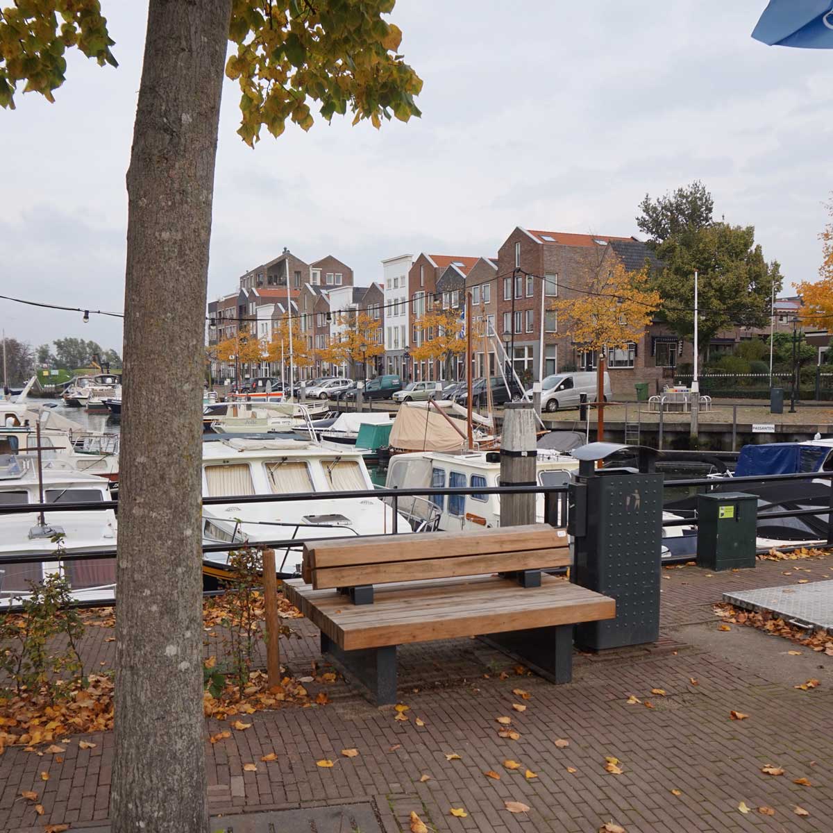 Meer groen en straatmeubilair aan Bierkade in Oud Beijerland