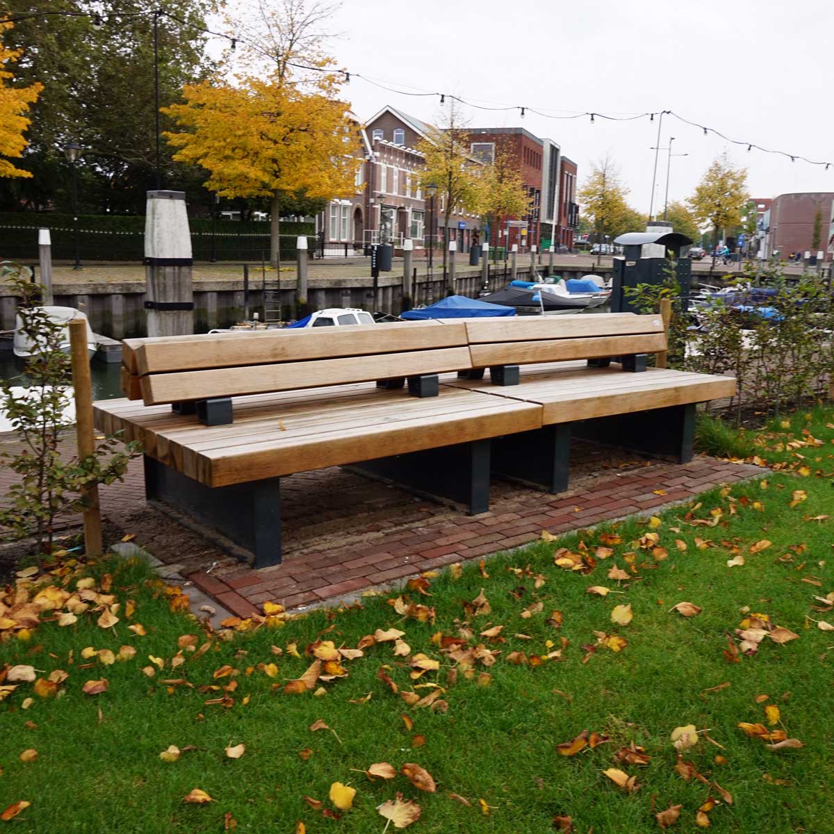 Meer groen en straatmeubilair aan Bierkade in Oud Beijerland