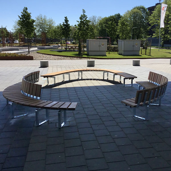Schoolplein Dr Nassau College in Assen ingericht met ronde FalcoSinus banken