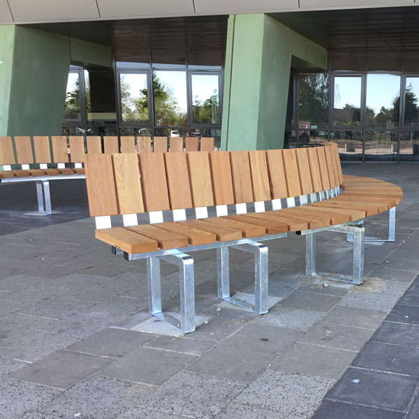 Schoolplein Dr Nassau College in Assen ingericht met ronde FalcoSinus banken
