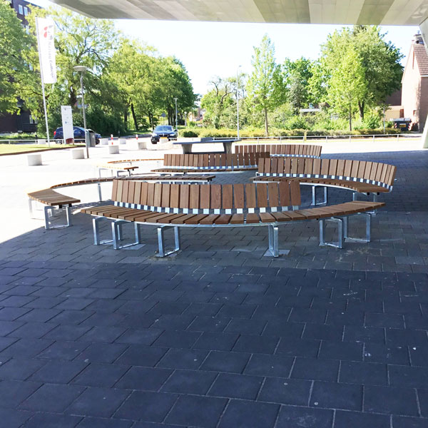 Schoolplein Dr Nassau College in Assen ingericht met ronde FalcoSinus banken