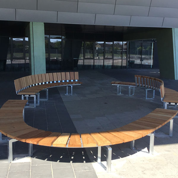 Schoolplein Dr Nassau College in Assen ingericht met ronde FalcoSinus banken