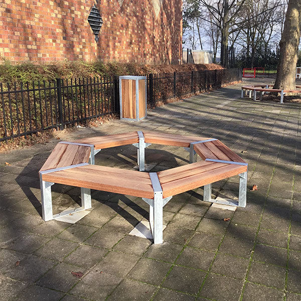 109875 inrichting schoolplein overkapping berging stratmeubilair buitenbank boombank afvalbak