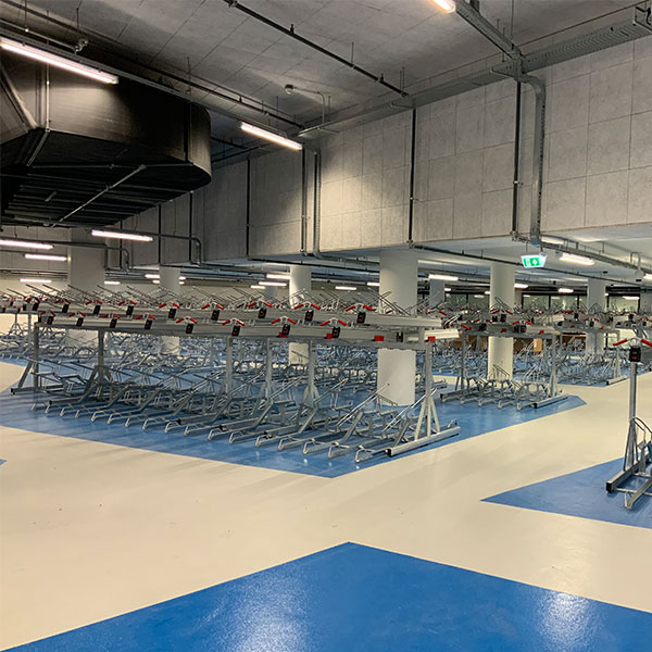 Compact fietsparkeren in fietsenkelder nieuw uniek kantoor Booking.com