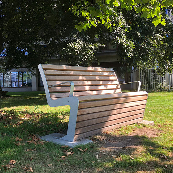 112997 inrichting buitenruimte ziekenhuis zorginstelling straatmeubilair buitenbank zitbank afvalbak picknickset