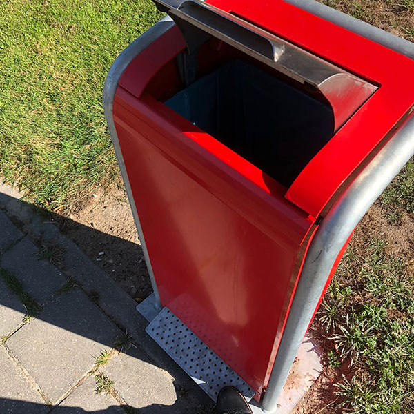 112997 inrichting buitenruimte ziekenhuis zorginstelling straatmeubilair buitenbank zitbank afvalbak picknickset