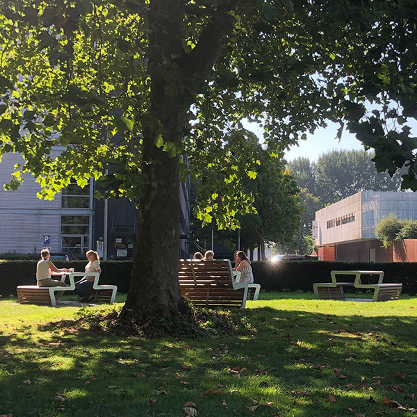 112997 inrichting buitenruimte ziekenhuis zorginstelling straatmeubilair buitenbank zitbank afvalbak picknickset