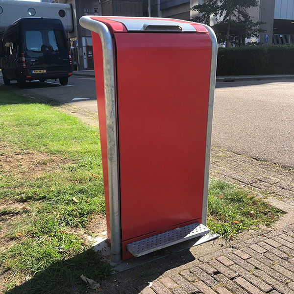 112997 inrichting buitenruimte ziekenhuis zorginstelling straatmeubilair buitenbank zitbank afvalbak picknickset