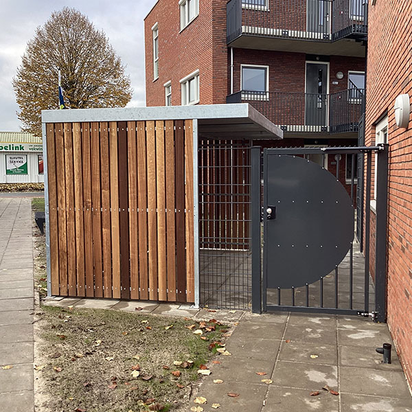 Inrichting buitenterrein appartementen met fietsoverkapping en straatmeubilair