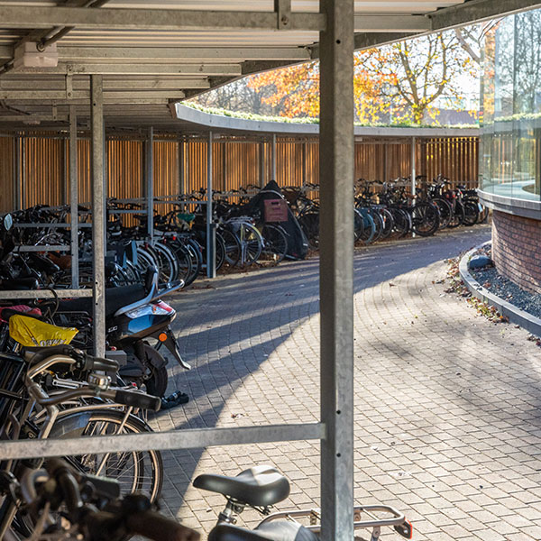 116144 fietsoverkapping fietsenrekken unieke vorm