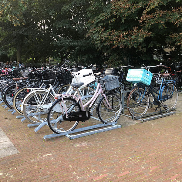Speciale fietsenrekken voor kratfietsen op het schoolplein