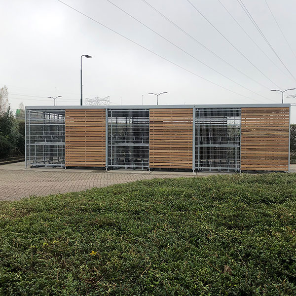 Verhoogde fietsoverkapping bekleed met verschillende wandbekledingen