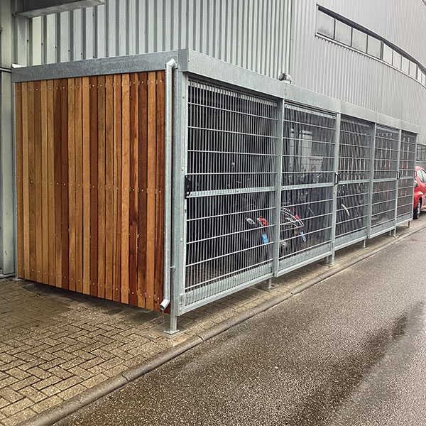 Fietsenberging met verschillende soorten wandbekleding en schuifdeuren