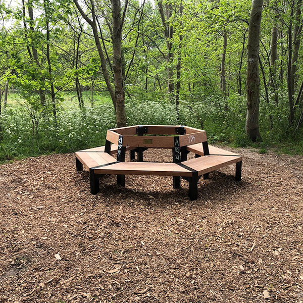 Herdenkingsbank in Park Overbos