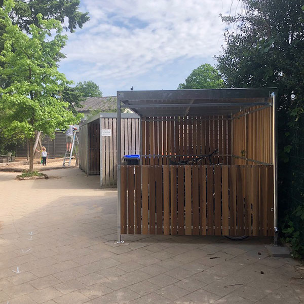 Overkapping op maat met gedeeltelijk dichte zijwand voor Zeister Vrije School