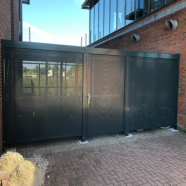 Fietsoverkapping met perfoplaten wandbekleding voor bedrijf