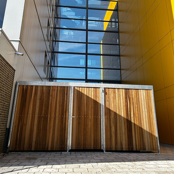 Fietsoverkapping inclusief fietsenrekken met oplaadpunten bij woonzorgcentrum