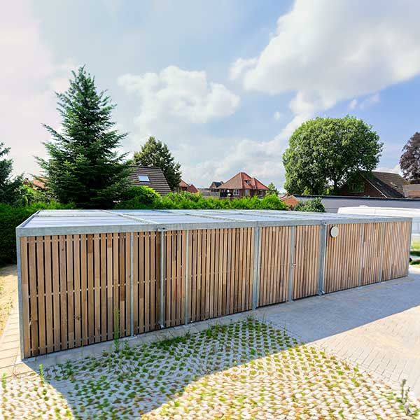 Grote fietsenoverkapping geplaatst bij appartementencomplex in Eibergen