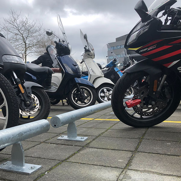 126325 fietsparkeren geleidebuis scooters fatbike