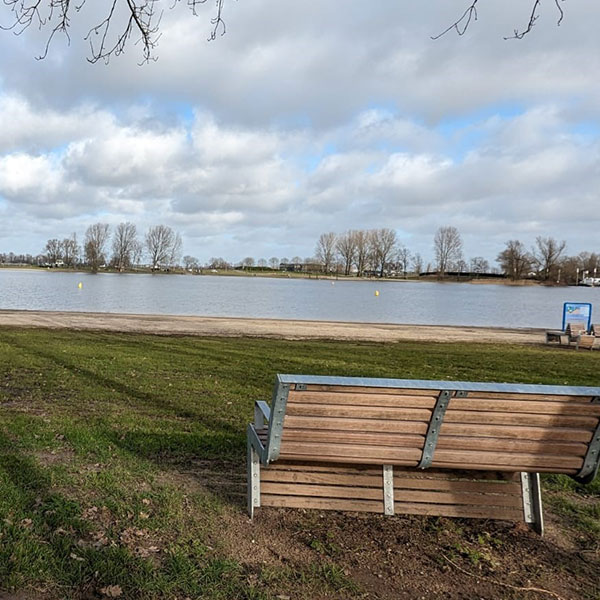 130680 fietsparkeren straatmeubilair buitenbank fietsaanleunbeugel