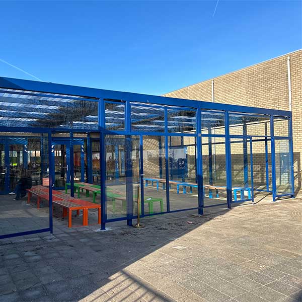 Een kleurrijk schoolplein voor Yuverta