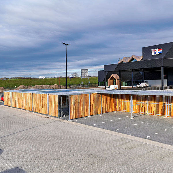 131974 overkapping fietsenstalling rokersruimte pauzeruimte fietsenrek fietsparkeren