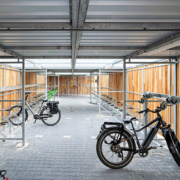 131974 overkapping fietsenstalling rokersruimte pauzeruimte fietsenrek fietsparkeren