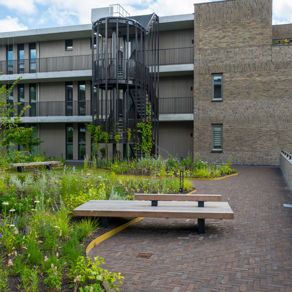 Duurzame zitbanken voor dakterras wooncomplex Cruquius