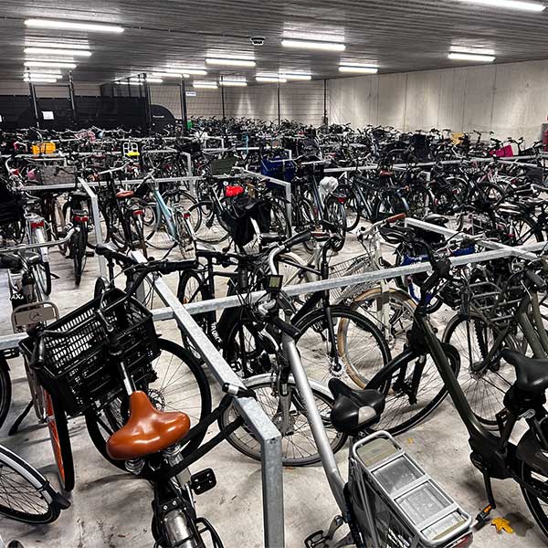 FalcoGrid fietsafscheidingen voor Nova College: slim en overzichtelijk fietsparkeren