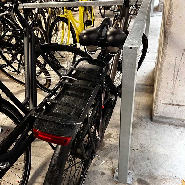 135784  fietsparkeren schoolplein fietsenrek fietsafscheiding