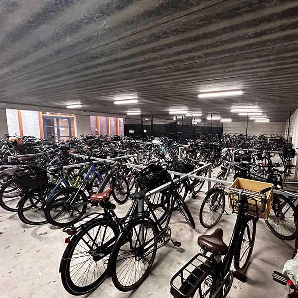 135784  fietsparkeren schoolplein fietsenrek fietsafscheiding