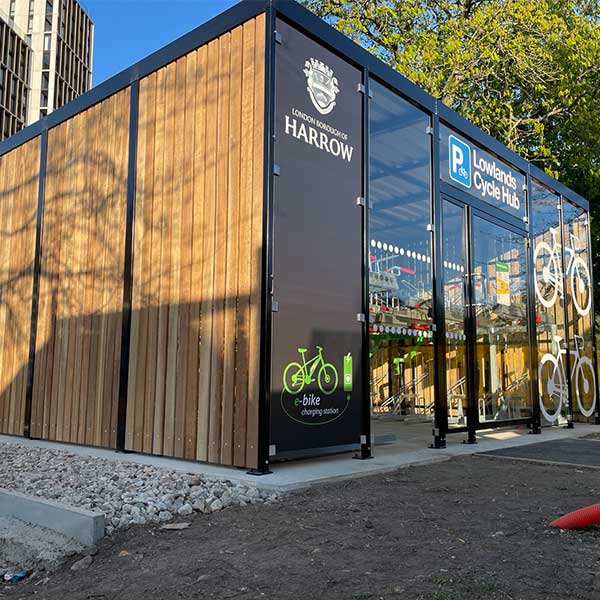 Cycle hub voor Londens metrostation bevordert fietsgebruik en biodiversiteit
